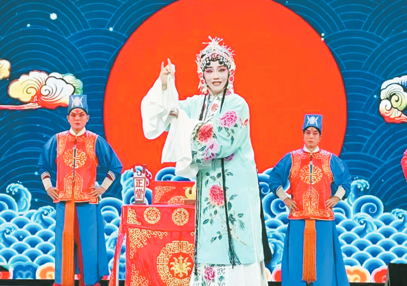 在第六届中国黄河流域戏剧红梅大赛中 我市演员刘亚飞获金奖
